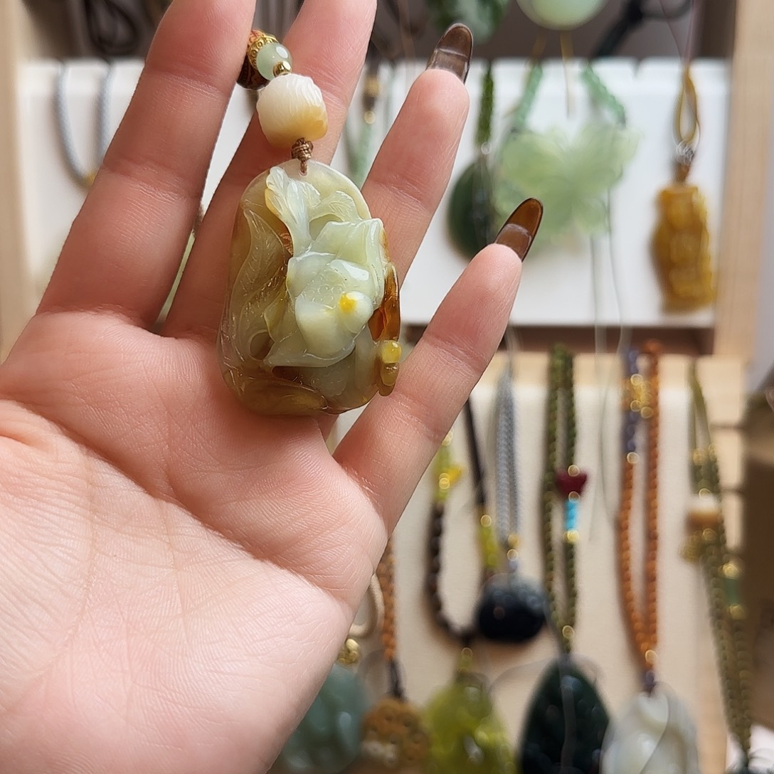 芷***o蛇纹石玉合金颈饰