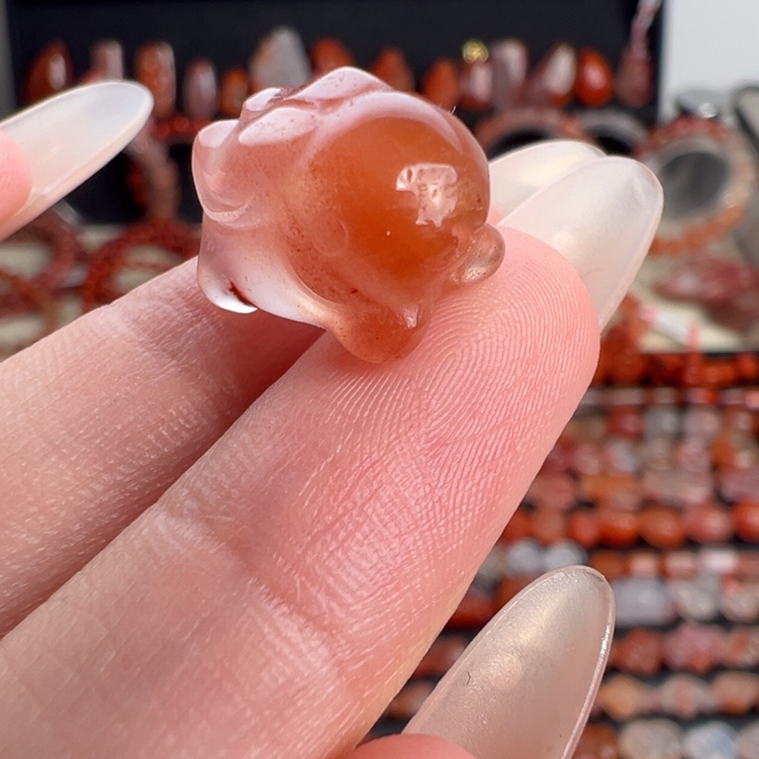 南红玛瑙未镶嵌颈饰飞天兔