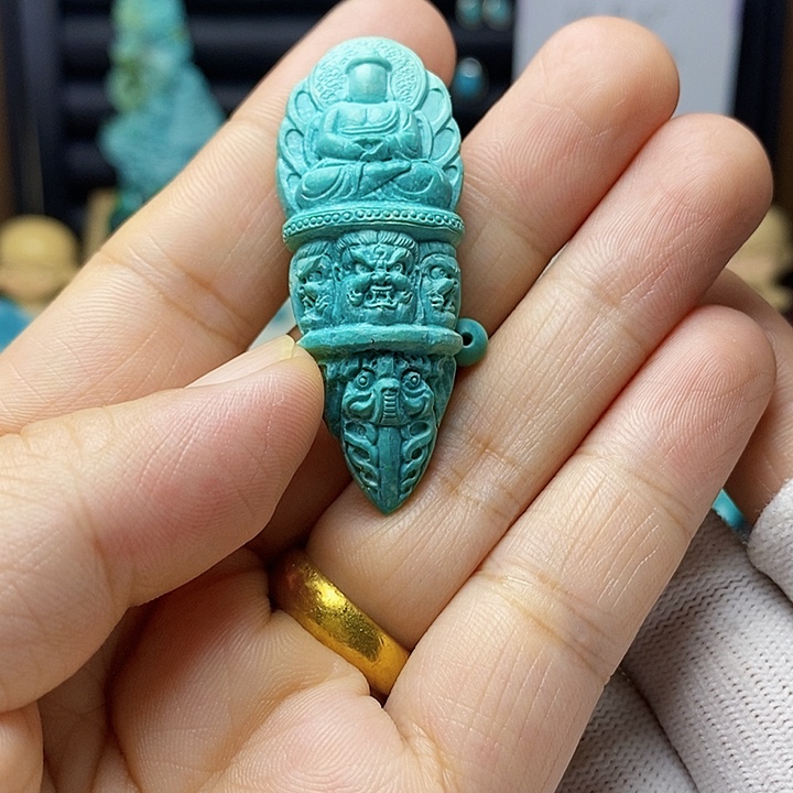 8***宝绿松石未镶嵌颈饰