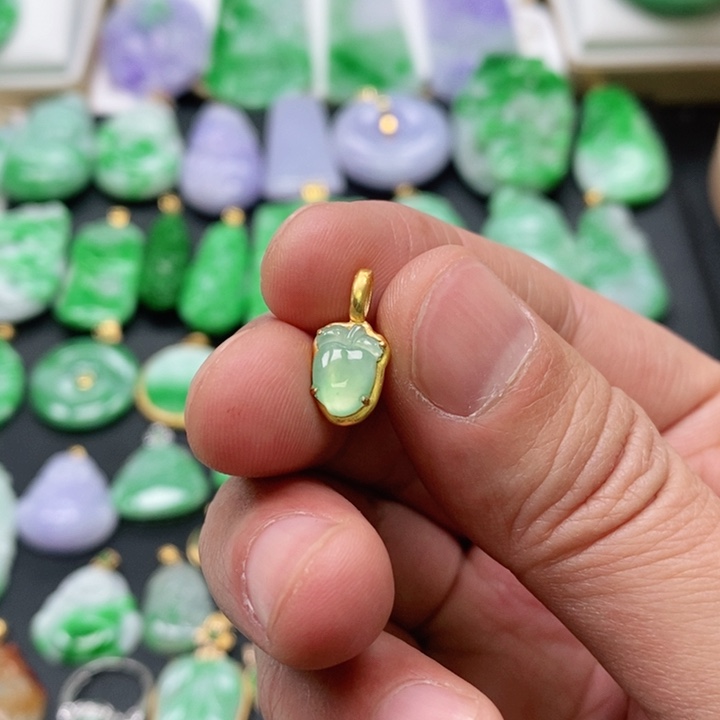 翡翠颈饰未镶嵌吊坠