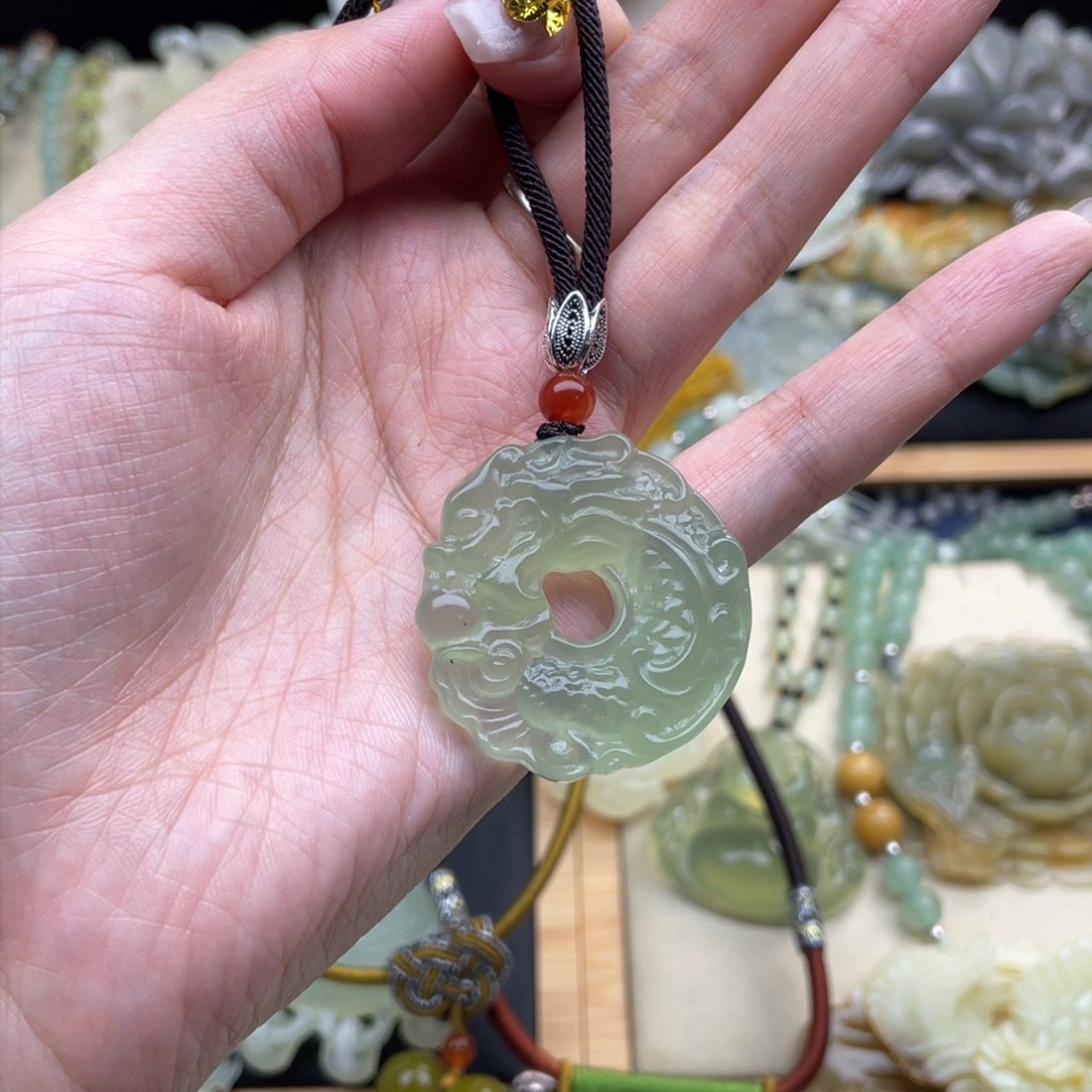 蛇纹石玉颈饰未镶嵌