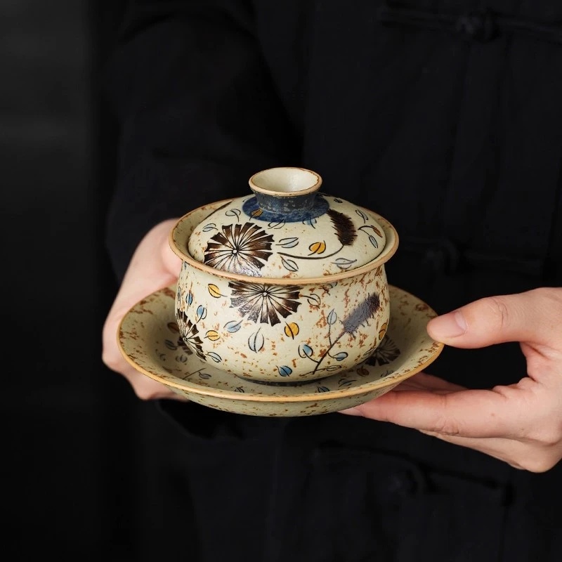 w1685青花火石红缠枝莲三才盖碗