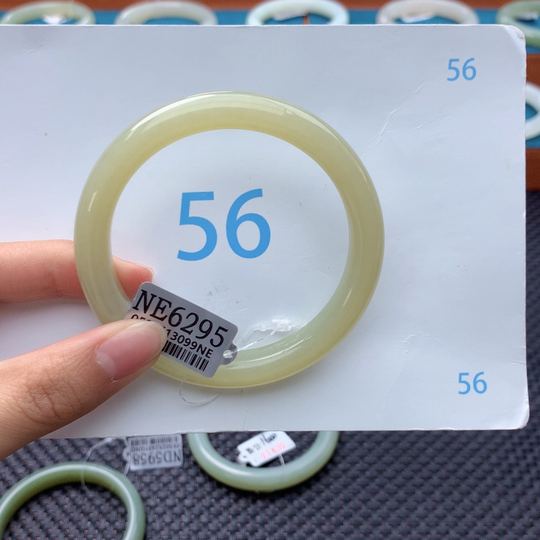 9***7和田玉未镶嵌手镯