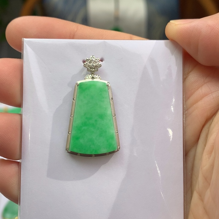 翡翠颈饰18K金镶嵌翡翠吊坠