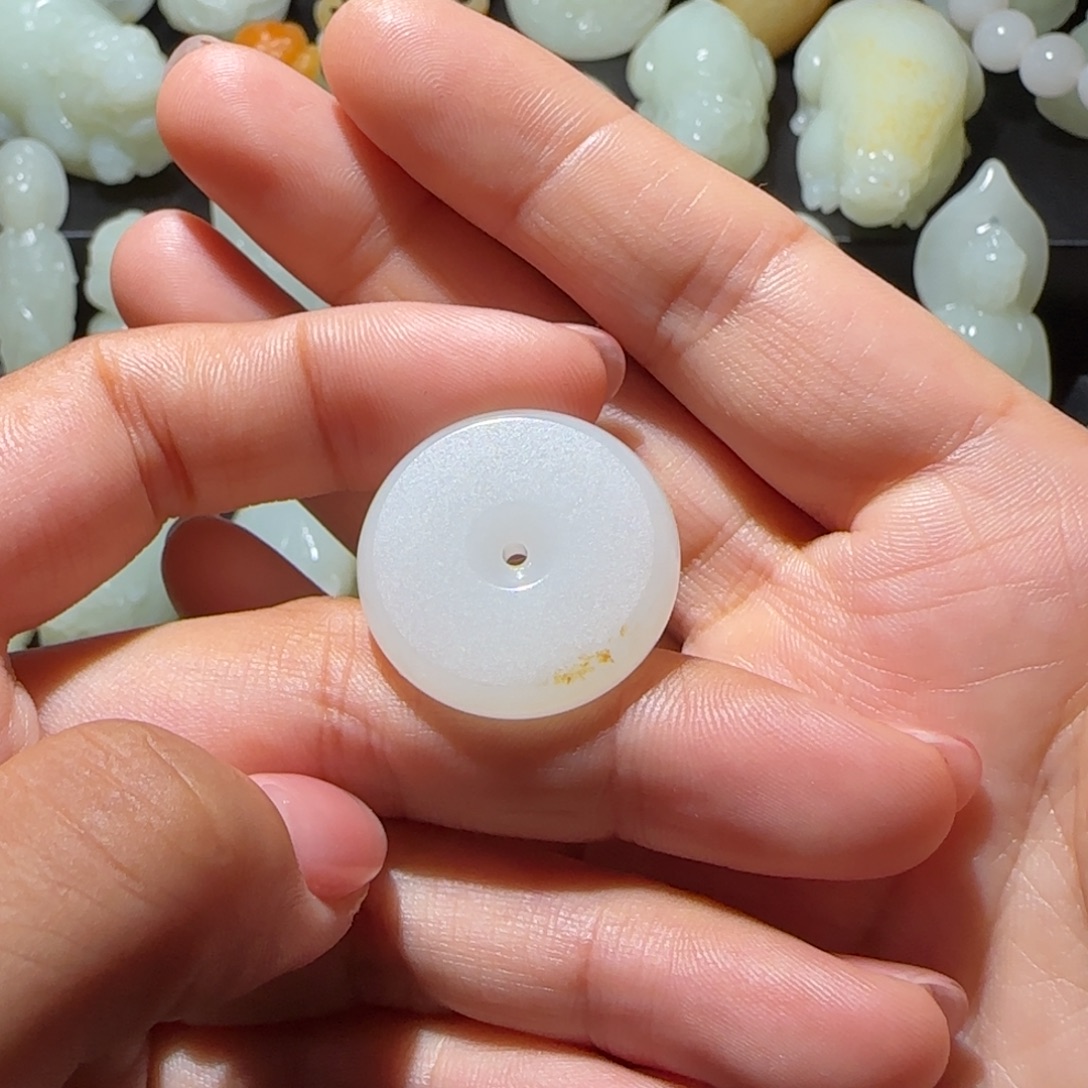 达***选和田玉未镶嵌颈饰