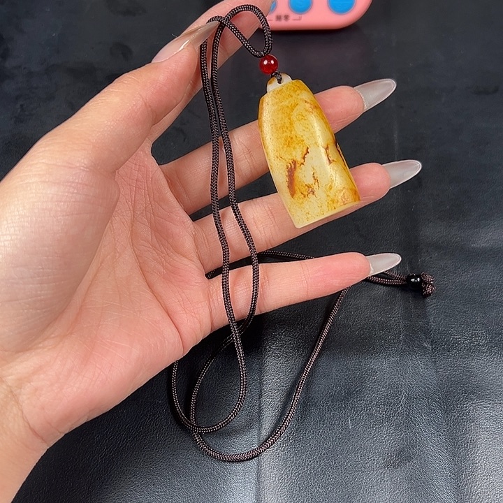 L***P和田玉无事牌洒金皮