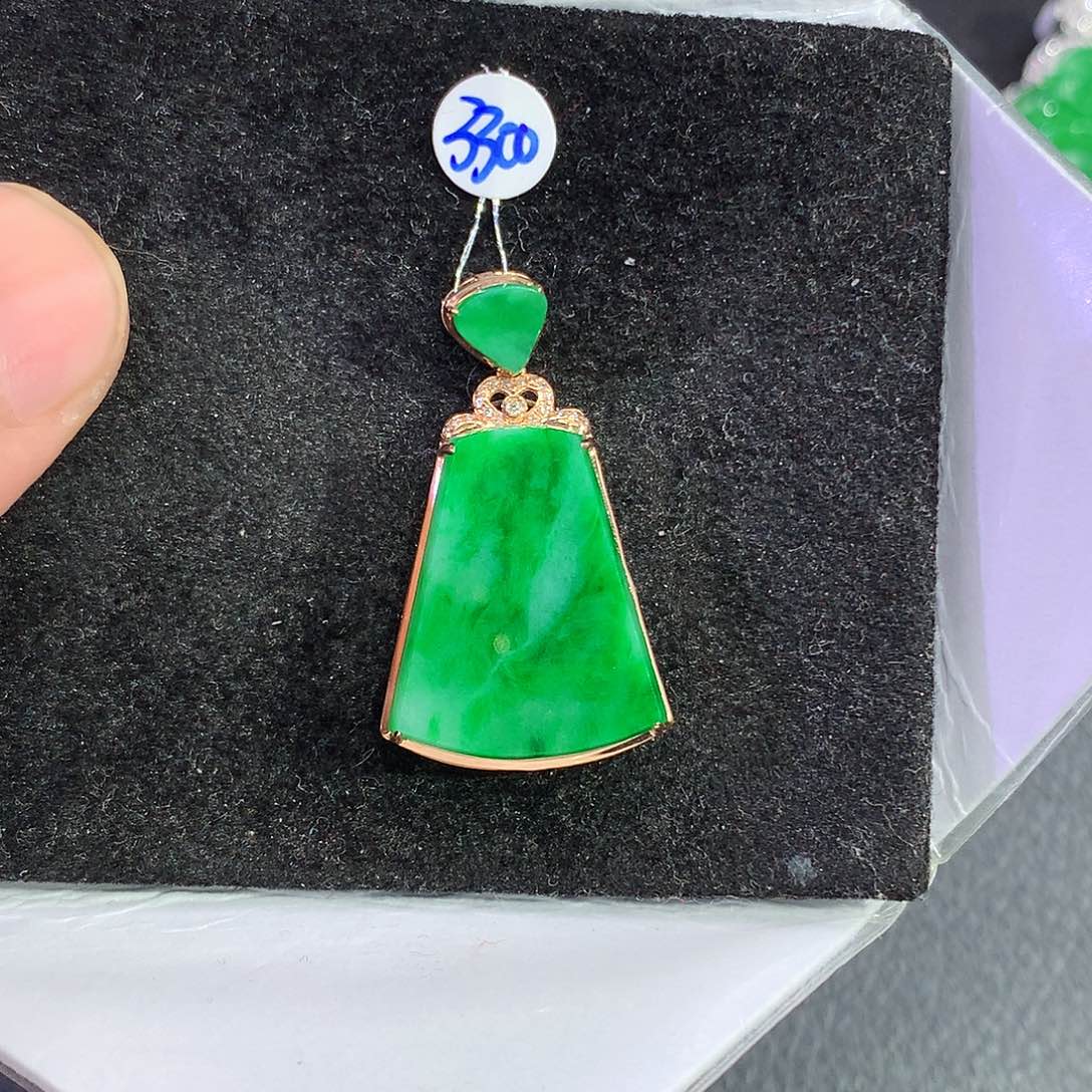 翡翠吊坠(赠链)18K金镶嵌