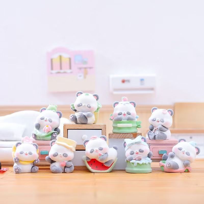 2025新款植绒小熊猫盲盒熊猫公仔工位桌面摆件车载装饰女生礼物