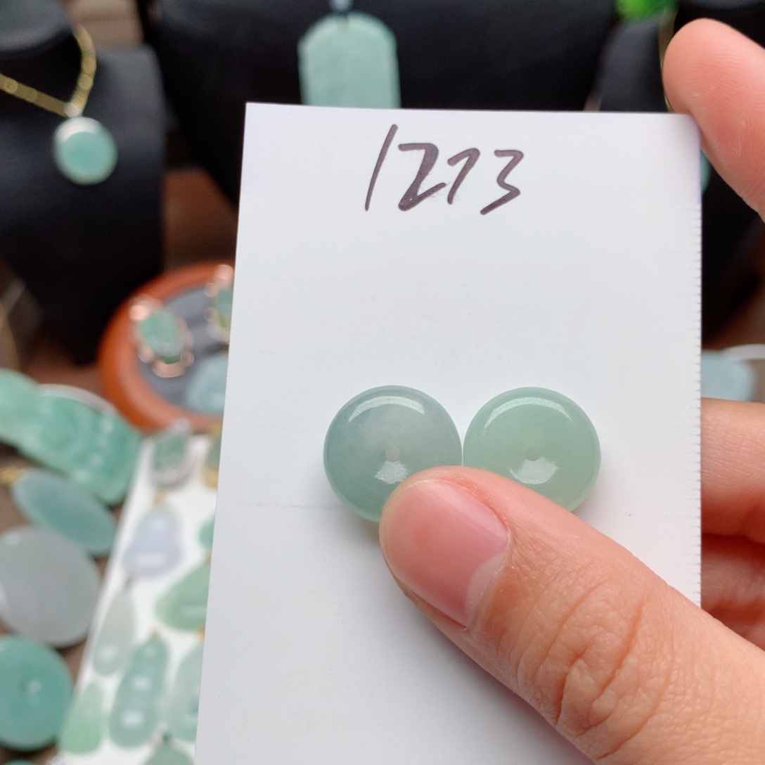 翡翠颈饰未镶嵌好***?吊坠