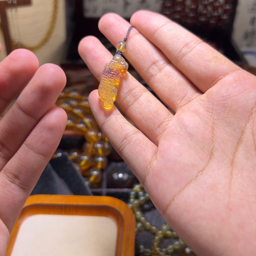 琥珀未镶嵌颈饰虎纹