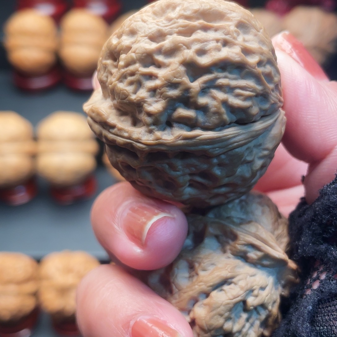 文玩核桃吊坠二龙戏珠