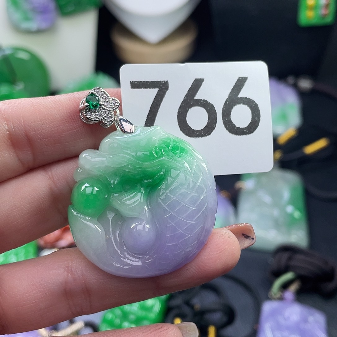 翡翠未镶嵌吊坠(赠链)