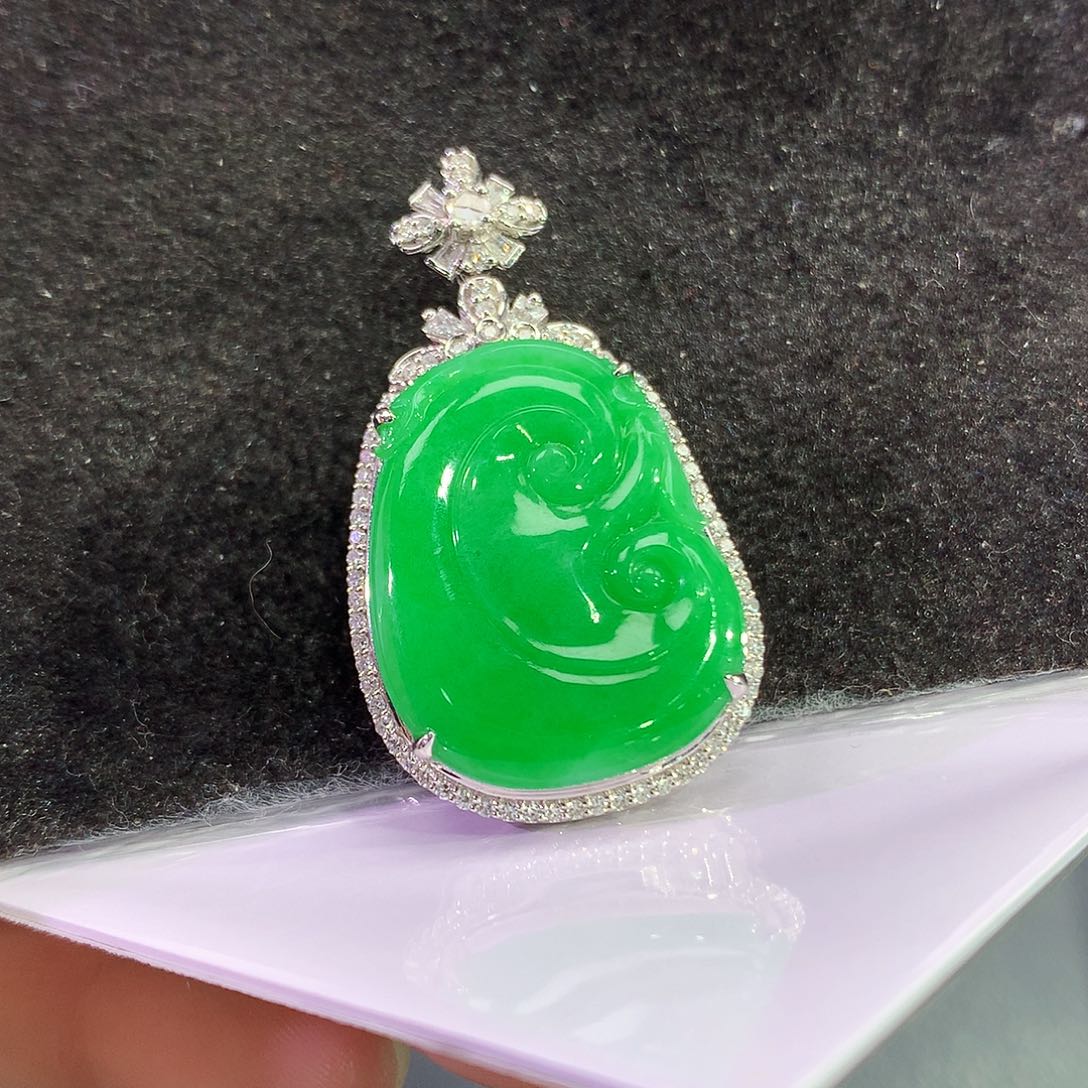 翡翠18K金镶嵌吊坠(赠链)