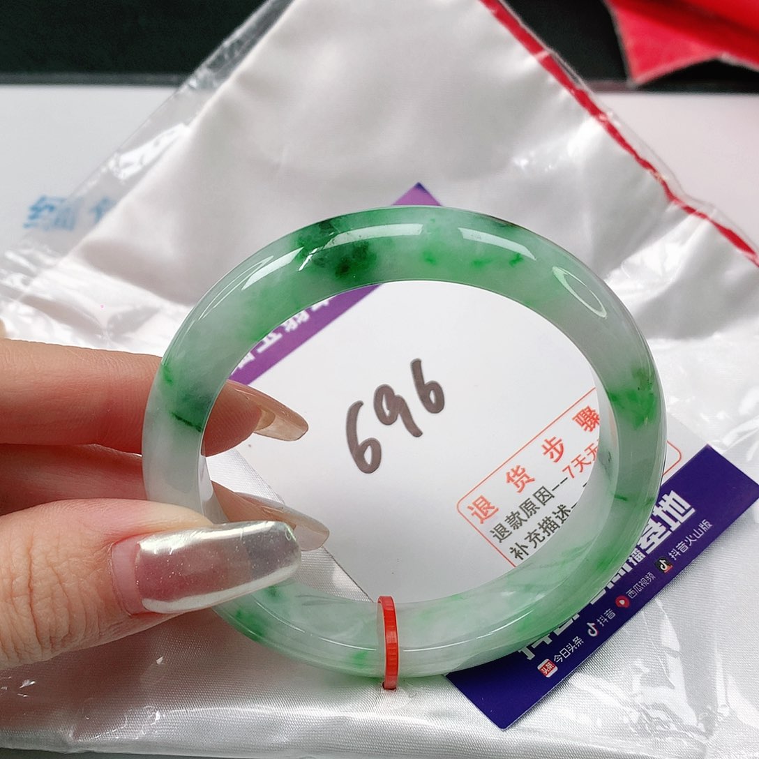 翡翠手镯未镶嵌翡翠手镯