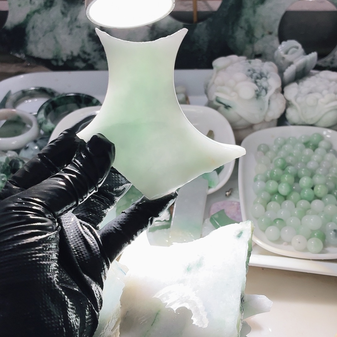 翡翠未镶嵌颈饰边角料