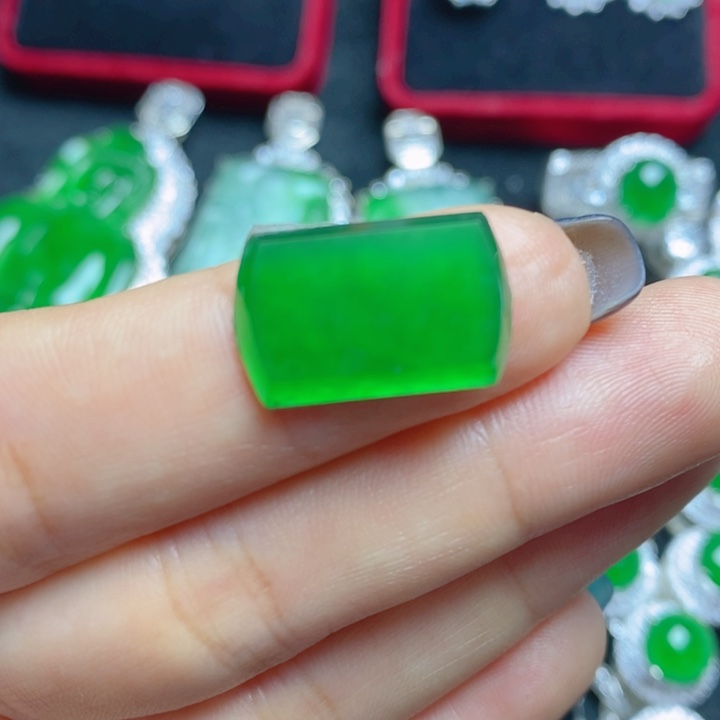 翡翠未镶嵌挂件马鞍