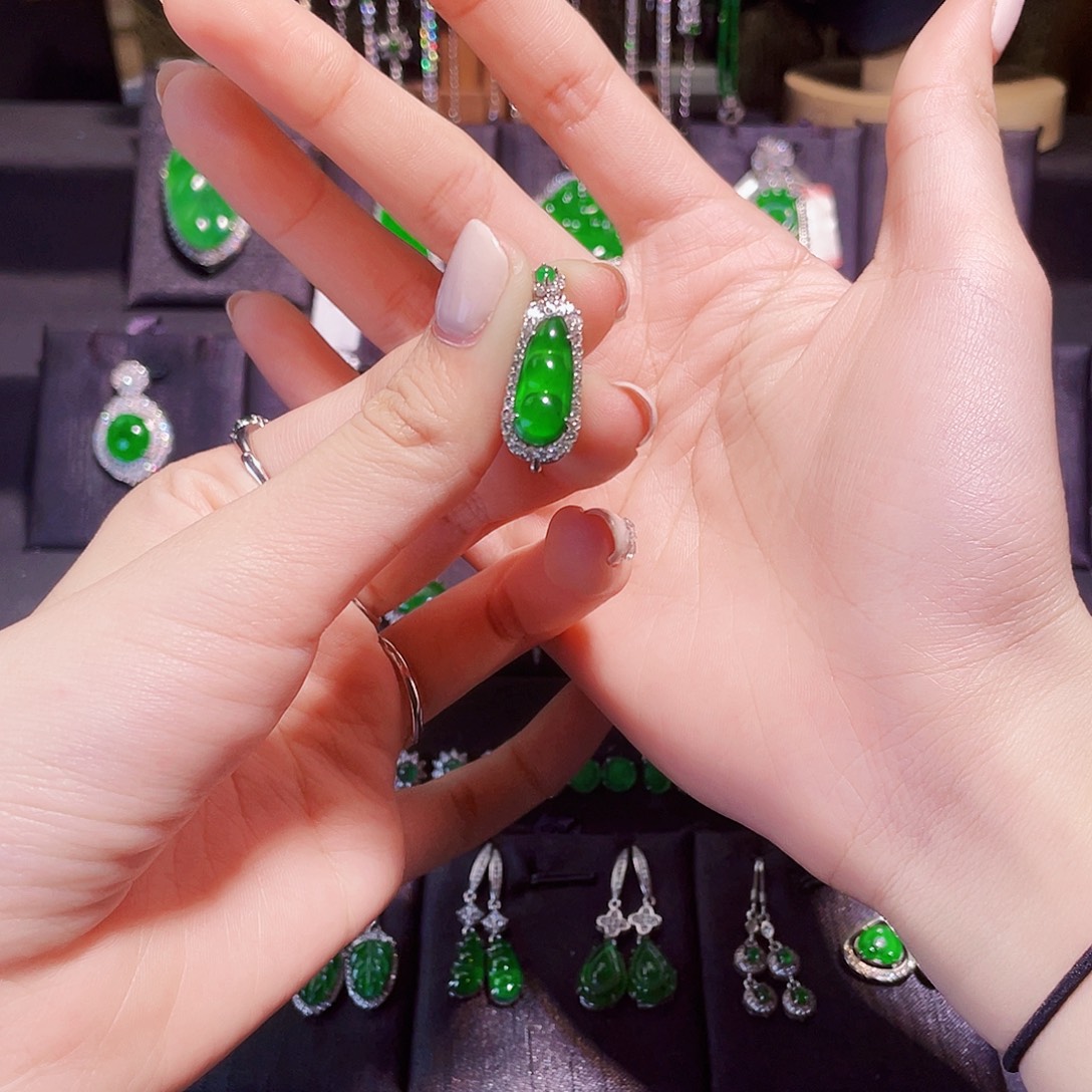 秋***.翡翠银S925镶嵌颈饰福豆