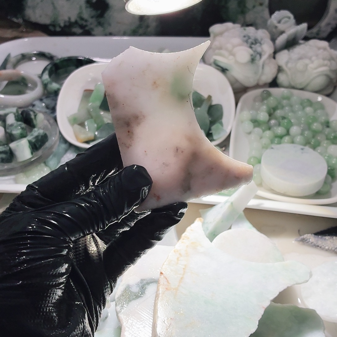 翡翠未镶嵌颈饰边角料