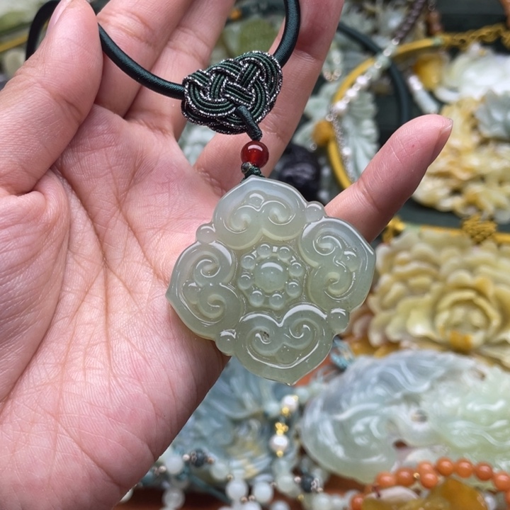 蛇纹石玉吊坠合金