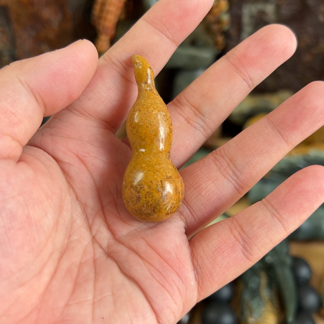 未镶嵌岫岩河磨玉（透闪石质玉）把件