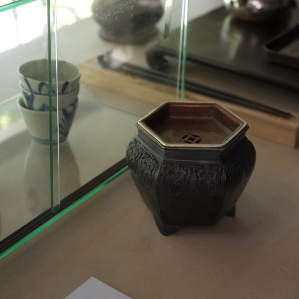 舒砚北記【此居观听铜建水】饕鬄纹錾刻铜盖内锡建水