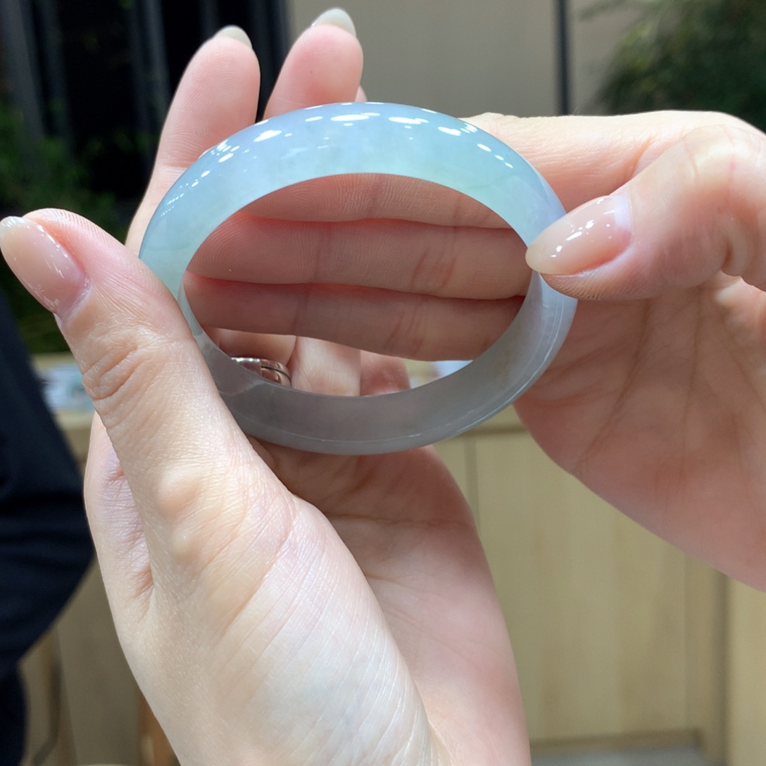 翡翠手镯未镶嵌不退不换