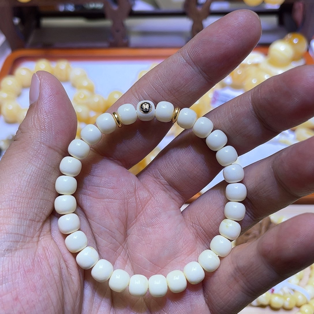 蜜蜡手串18K金镶嵌7mmm瓷白毕业