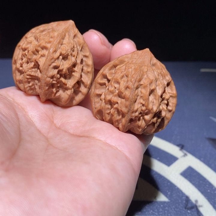 文玩核桃吊坠血灯笼