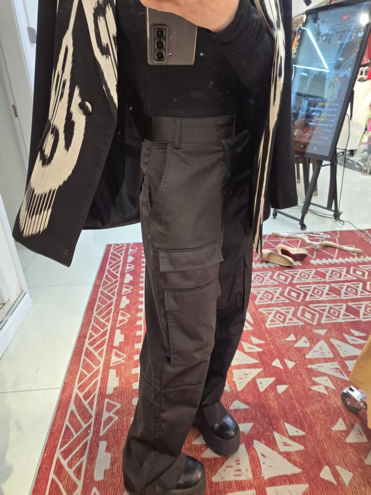 新款黑色kara裤子。