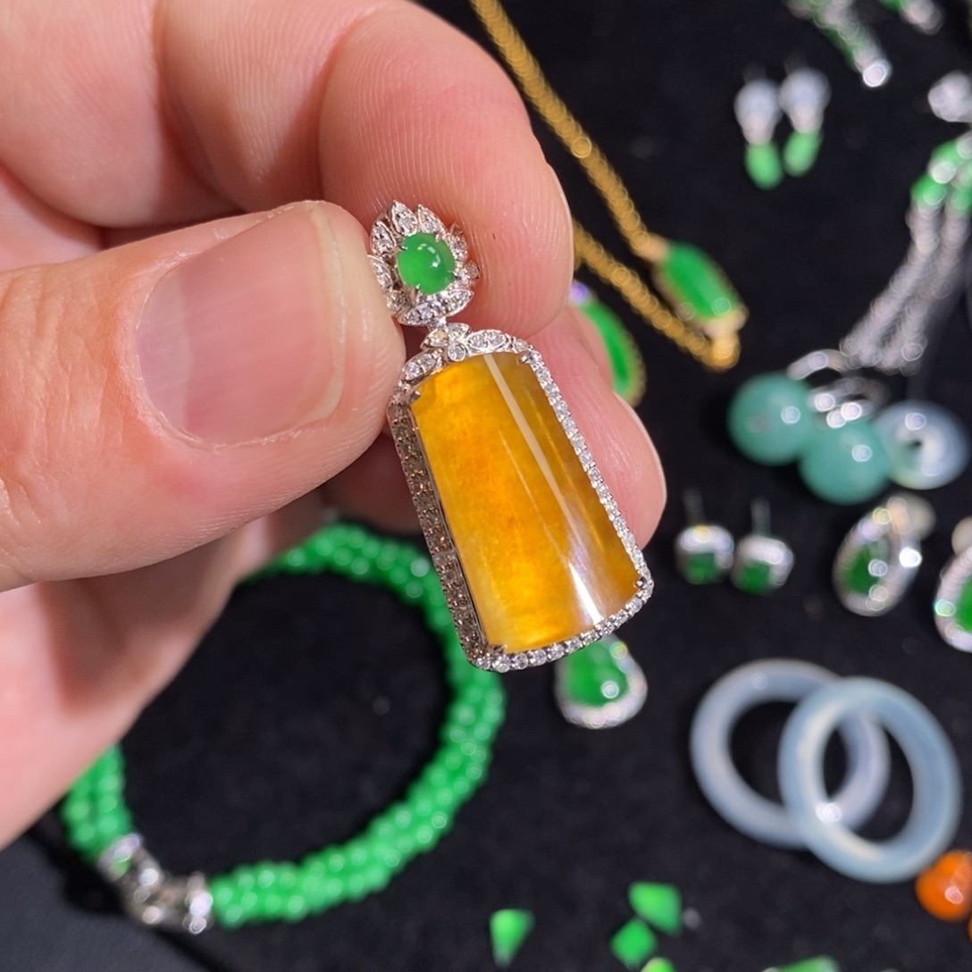 翡翠吊坠(不含链)18K金镶嵌黄翡无事牌吊坠