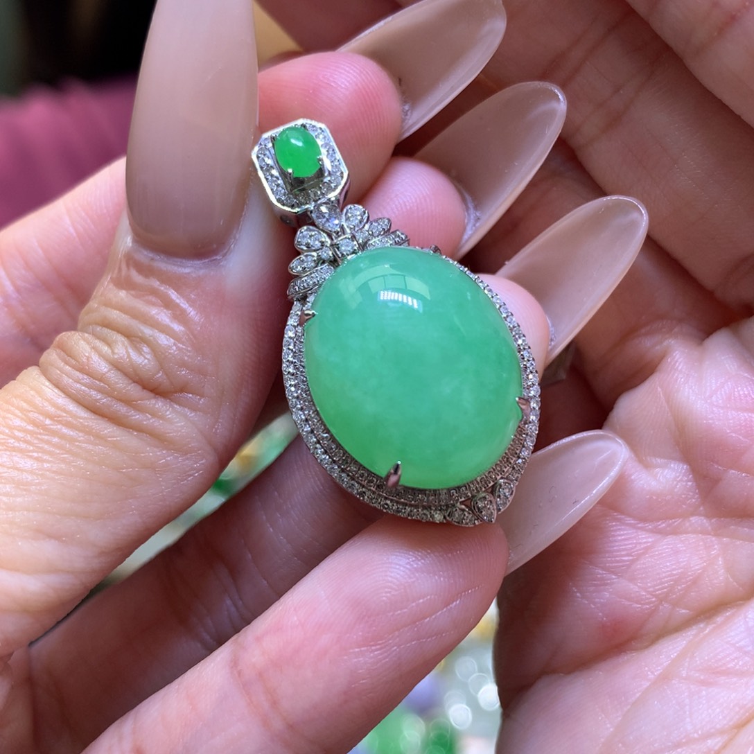 颈饰18K金镶嵌翡翠