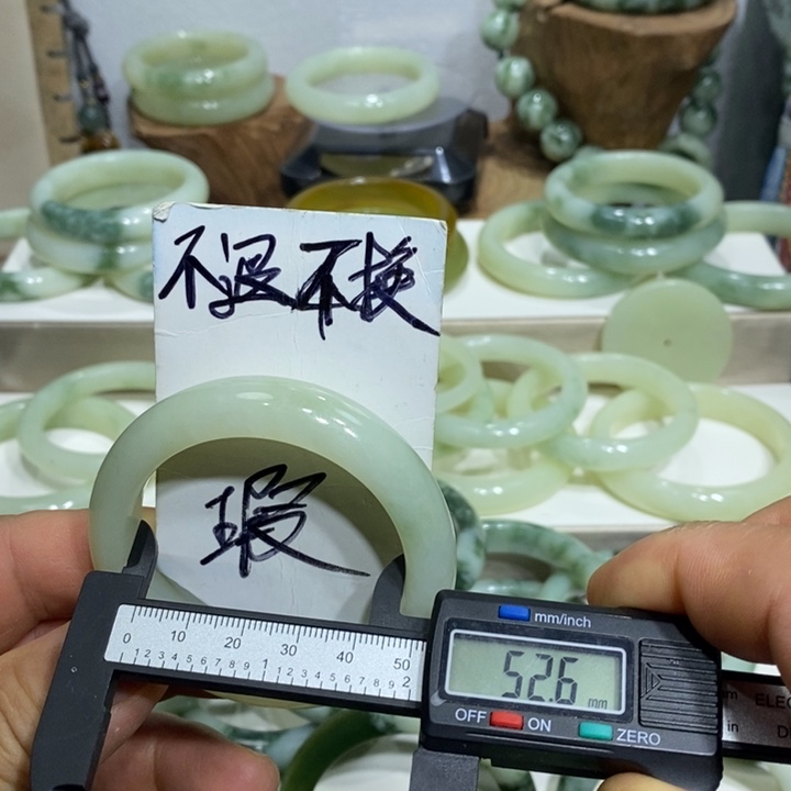 透闪石-蛇纹石玉未镶嵌手镯