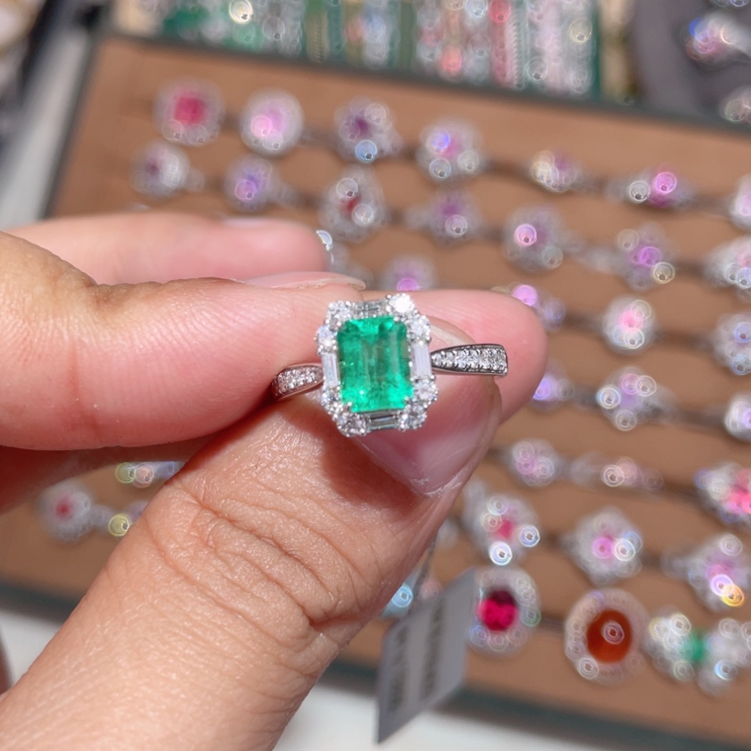 祖母绿戒指18K金镶嵌0.9ct 哥伦比亚