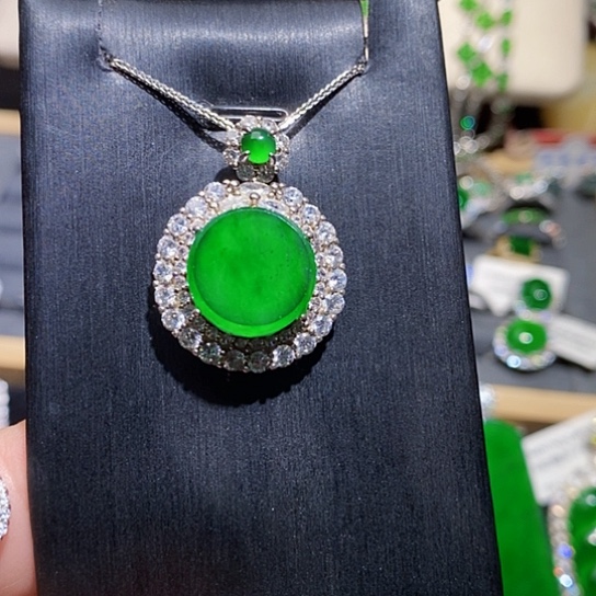 翡翠未镶嵌颈饰吊坠