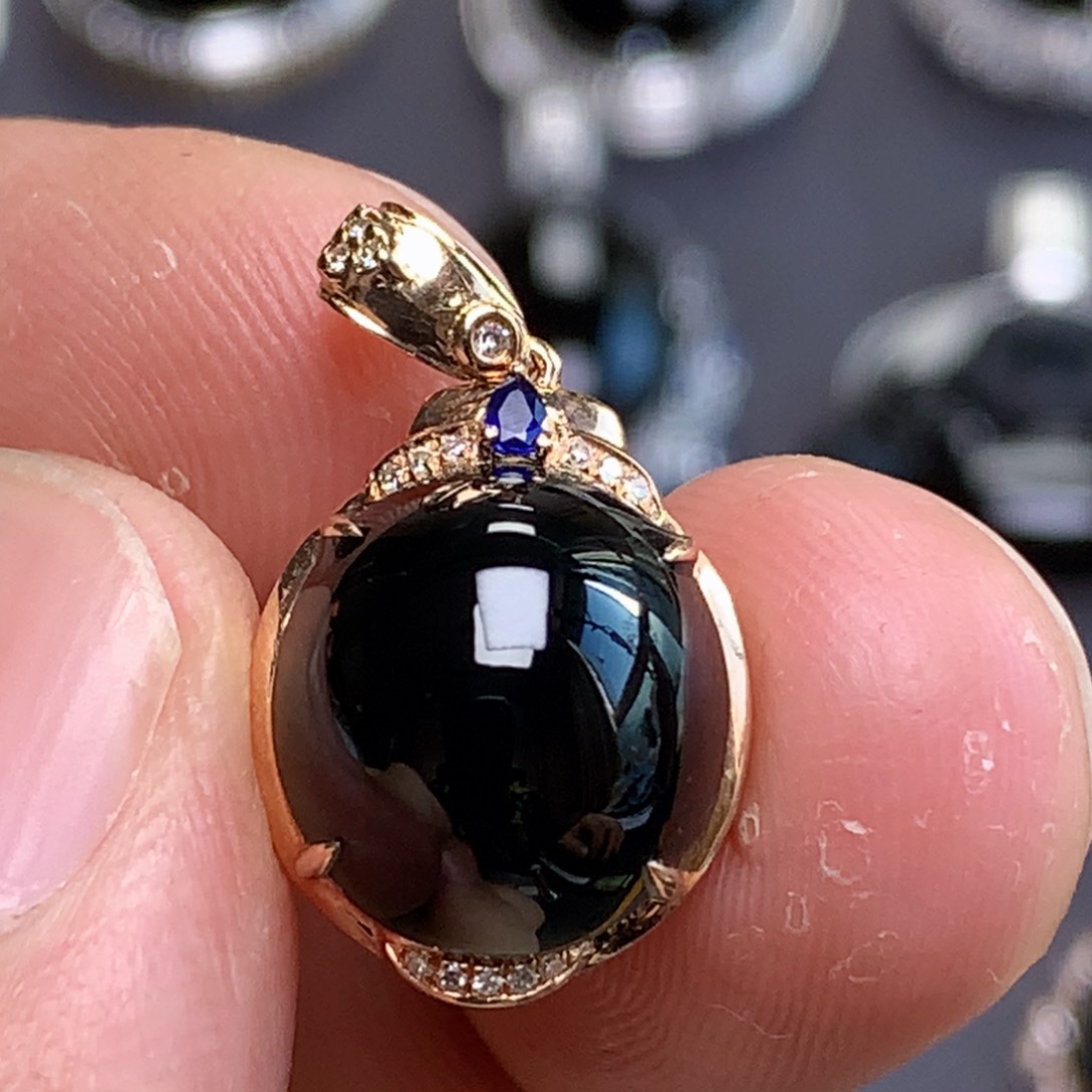 颈饰18K金镶嵌翡翠墨翠蛋面