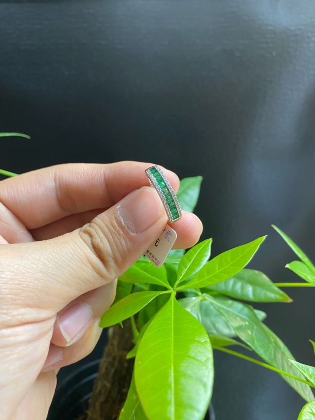 轨道镶时尚高雅设计祖母绿戒指