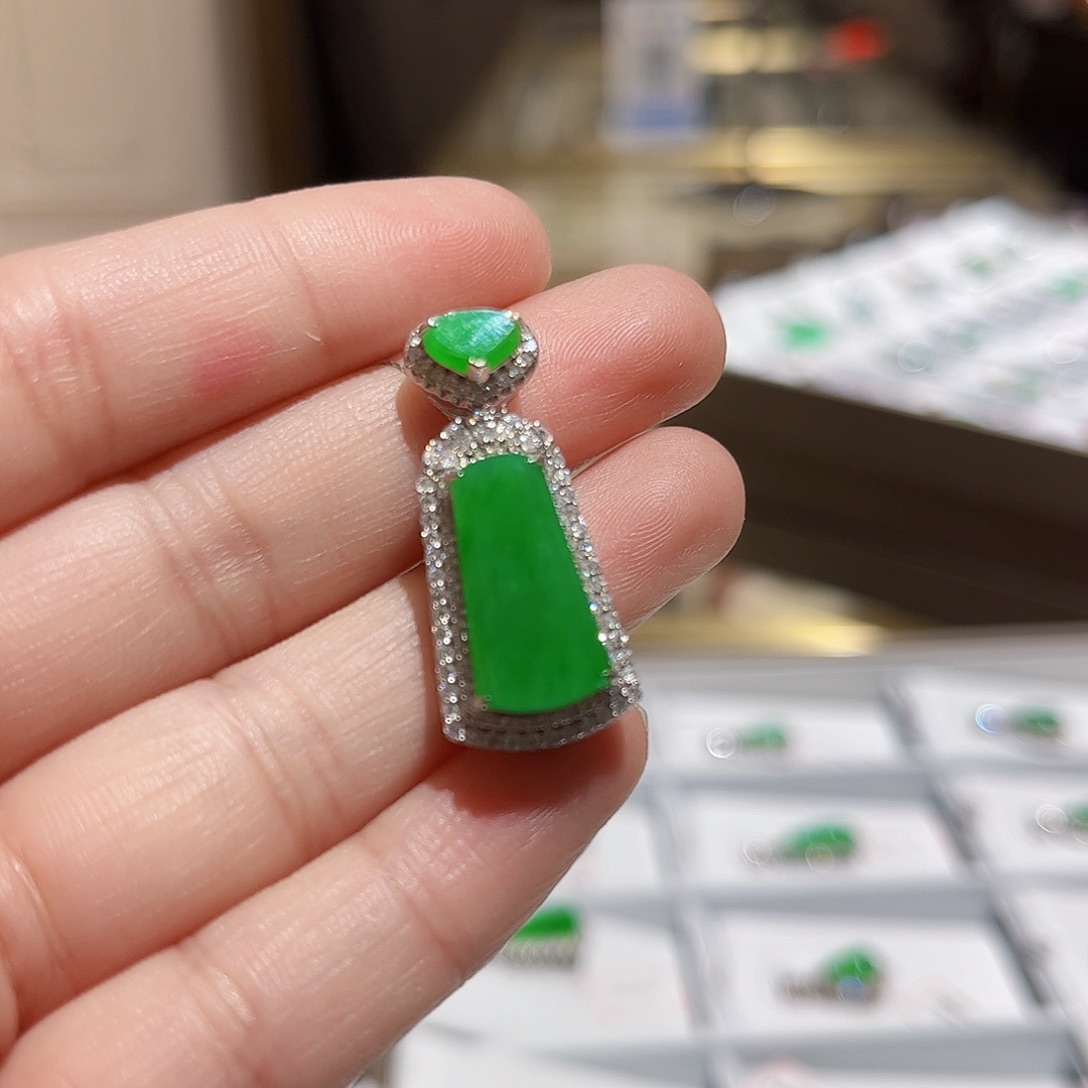 翡翠颈饰未镶嵌吊坠