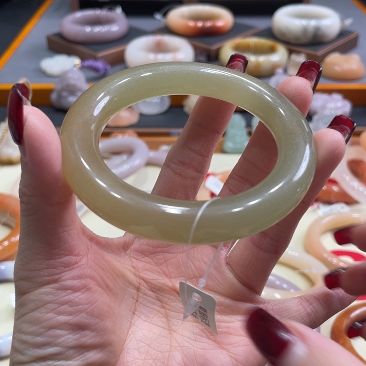 未镶嵌手镯石英质玉D****一