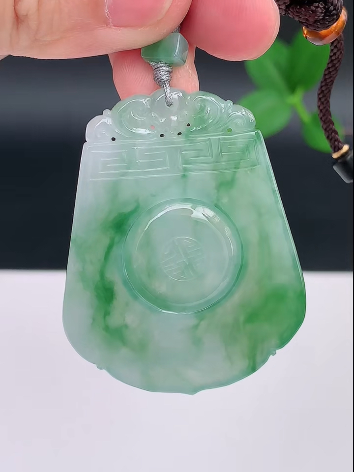 缅甸天然A货翡翠冰润飘绿时来运转无事牌吊坠平安无事仿古绿色