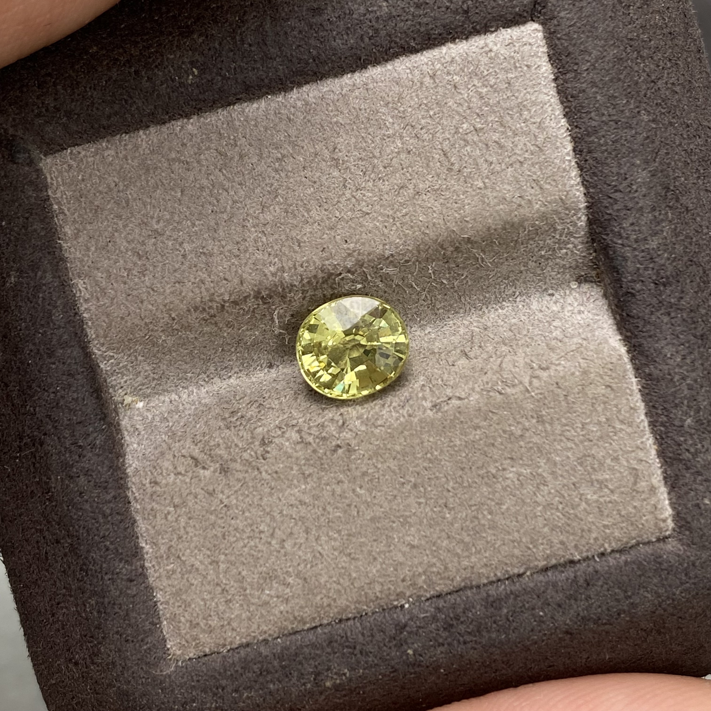 天然金绿色马里石榴石裸石1.67ct荧光笔颜色全净玻璃体