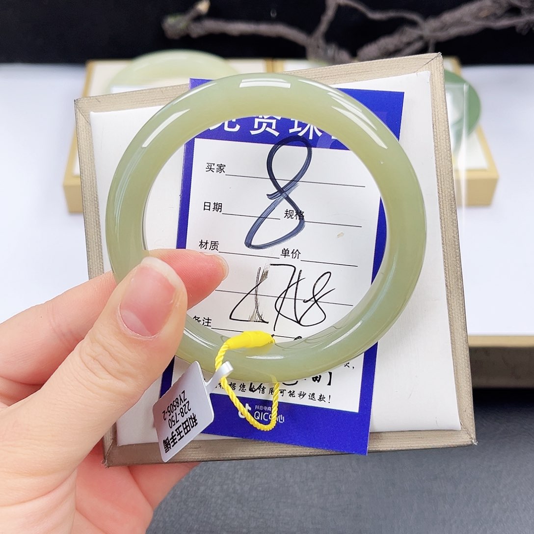 和田玉未镶嵌手镯