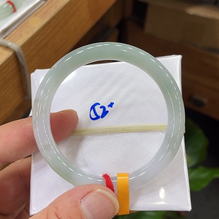 翡翠手镯未镶嵌翡翠