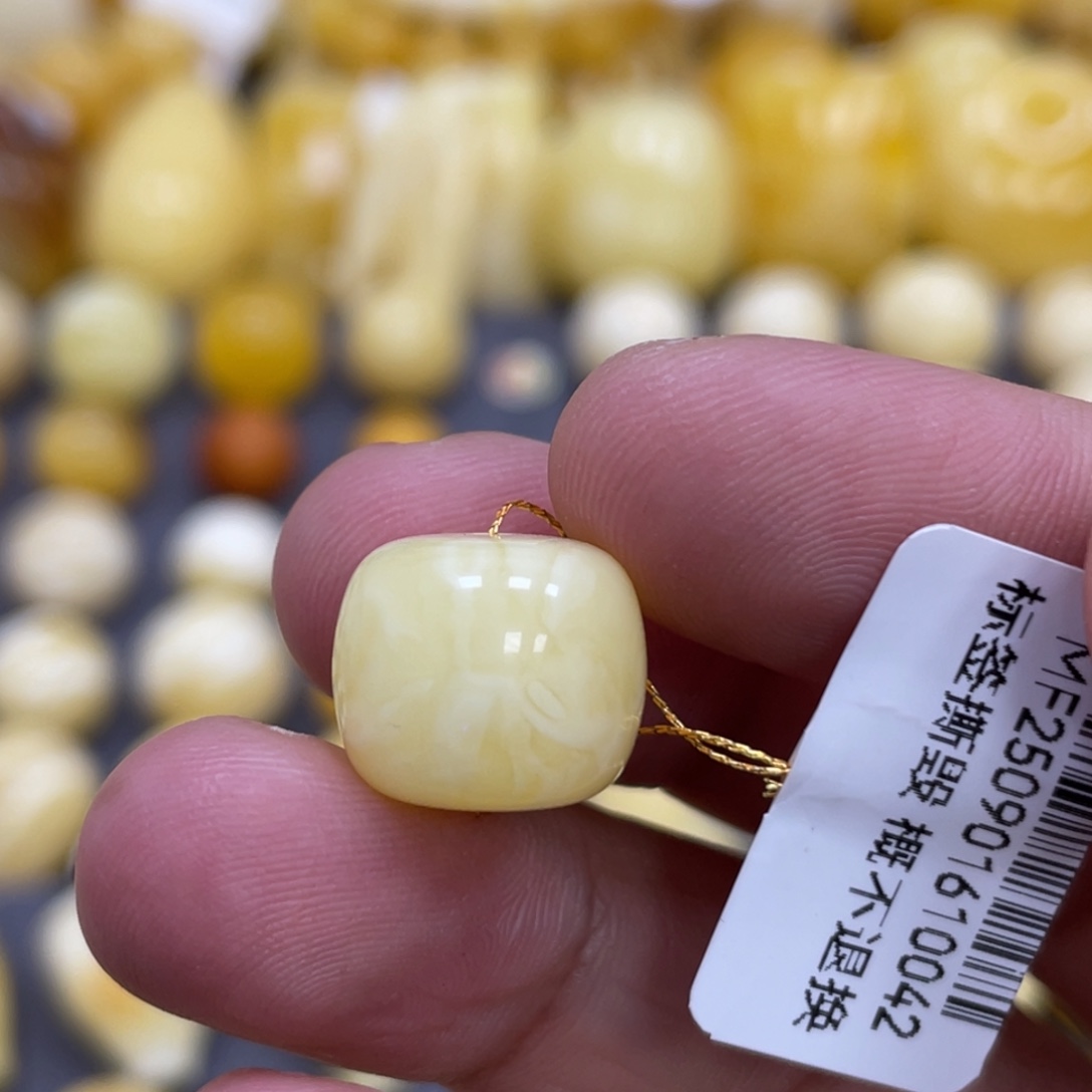 蜜蜡未镶嵌裸石13.2*11.4mm浓蜡老型