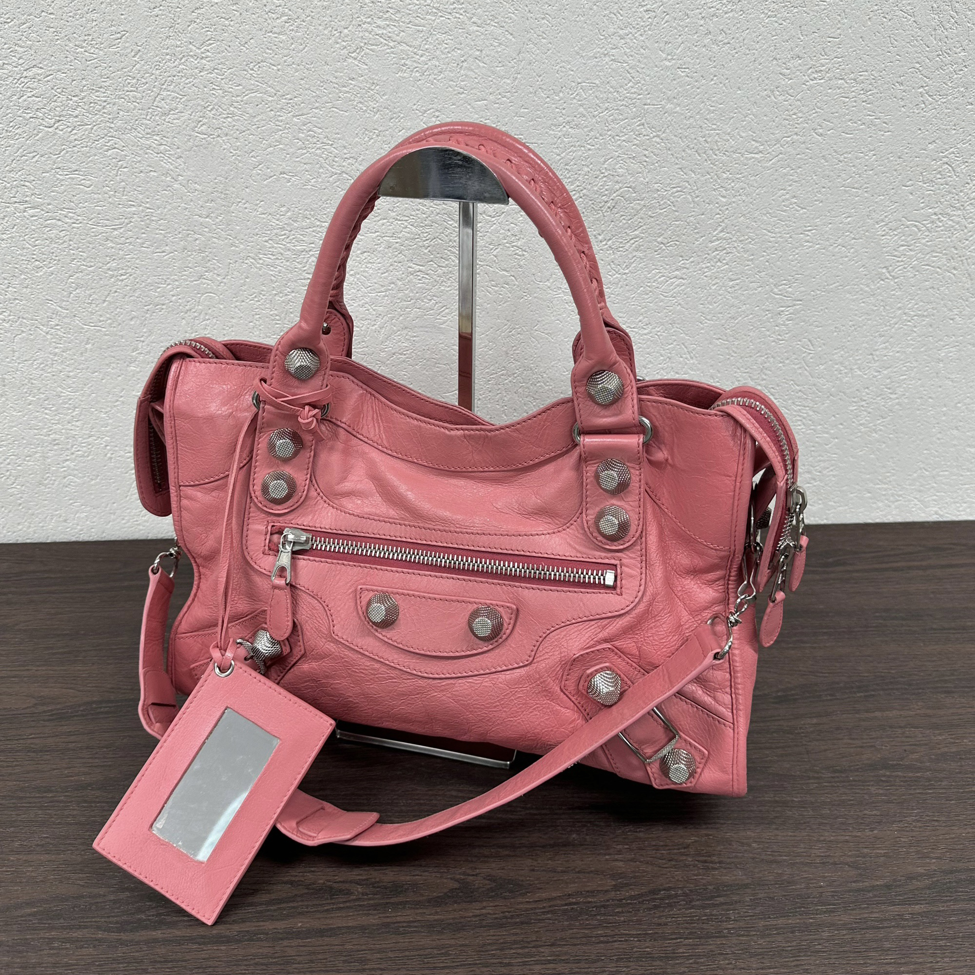 95新 Balenciaga/巴黎世家 粉色大钉中号机车斜挎包机车包