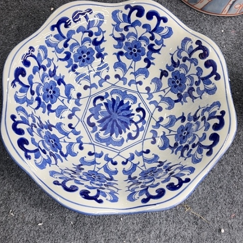 摆件陶瓷制品摆件，青花手绘缠枝莲大果盆微瑕介意勿拍
