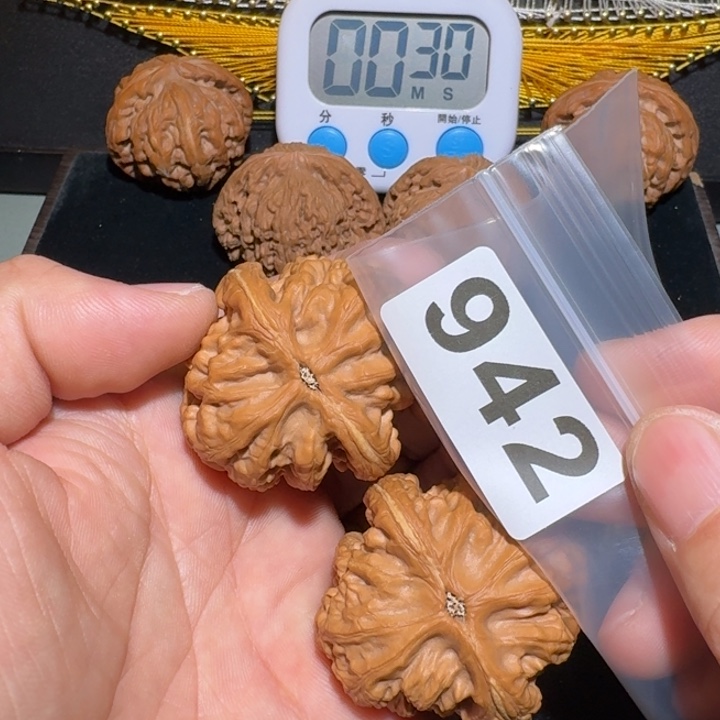 文玩核桃把件三****}红锦鲤