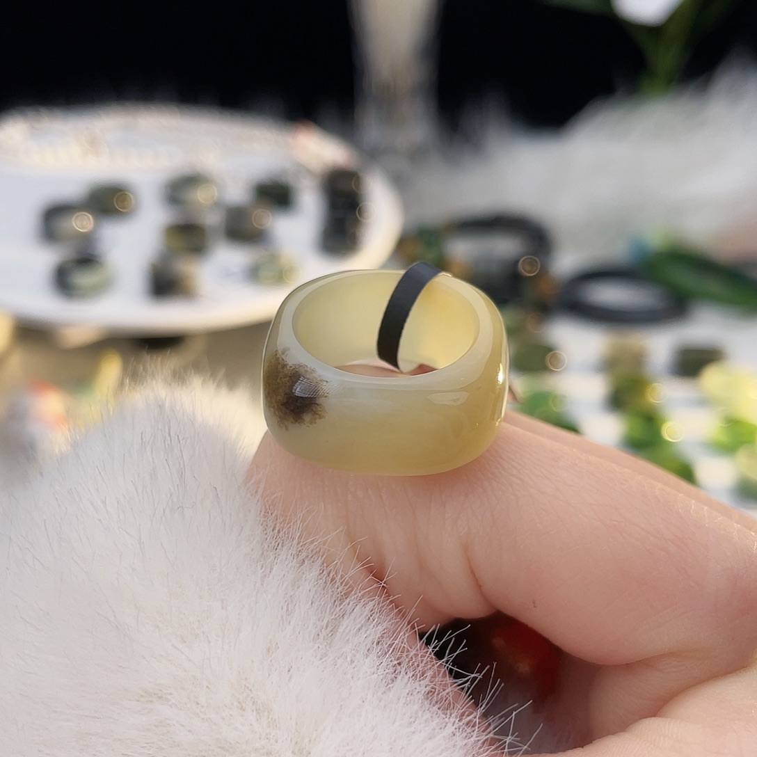 和田玉未镶嵌戒指k44 糖白飘红皮方圆17.7mm