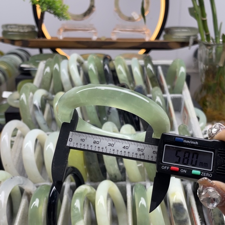 蛇纹石玉未镶嵌手镯131