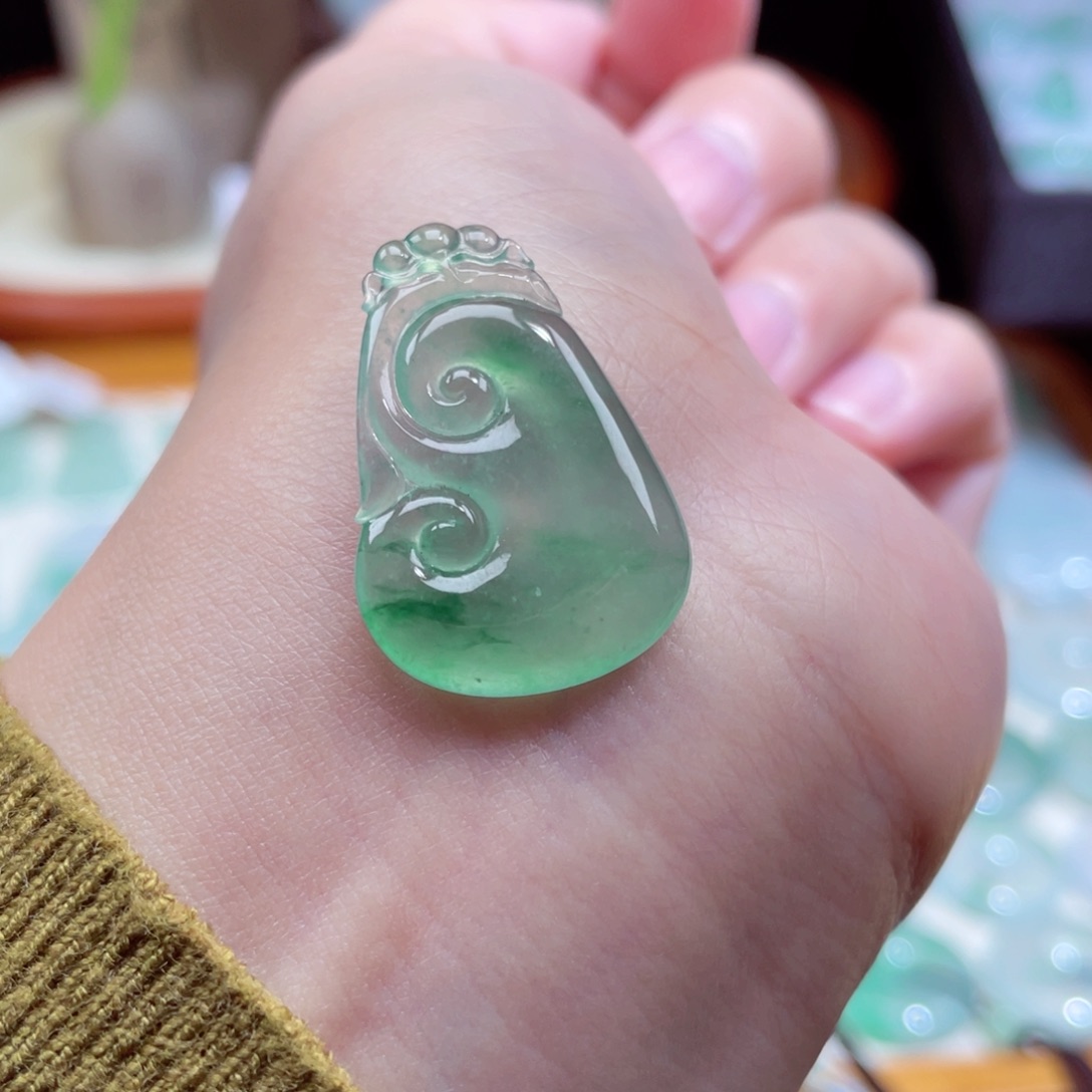 翡翠颈饰未镶嵌如意