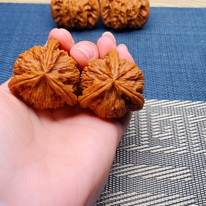 尼***凯文玩核桃吊坠三棱